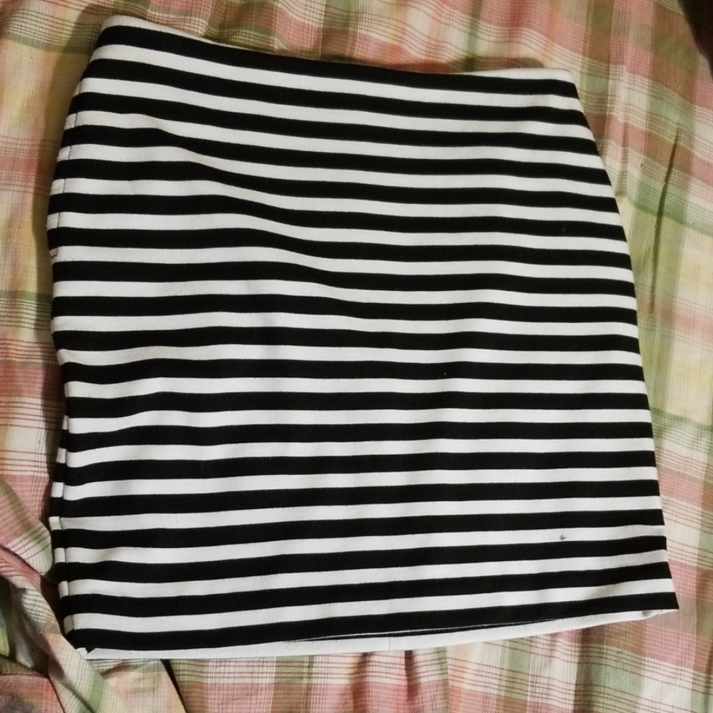 Mini skirt with black and white stripes